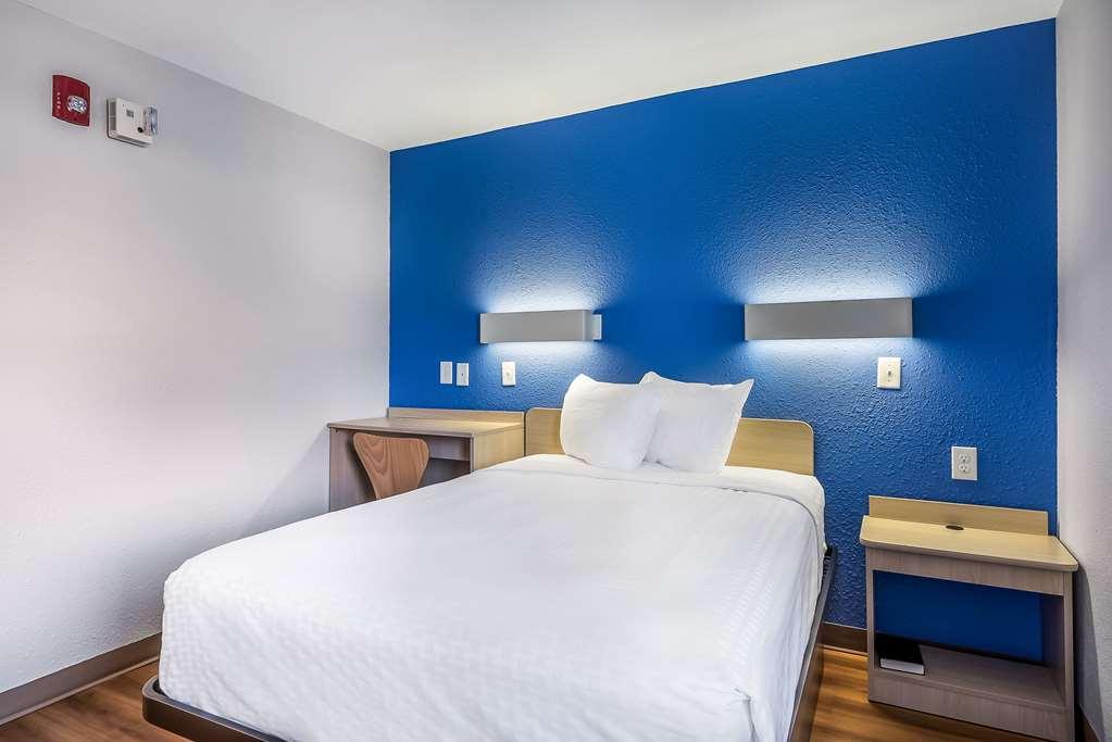Americas Best Value Inn East Peoria Room photo