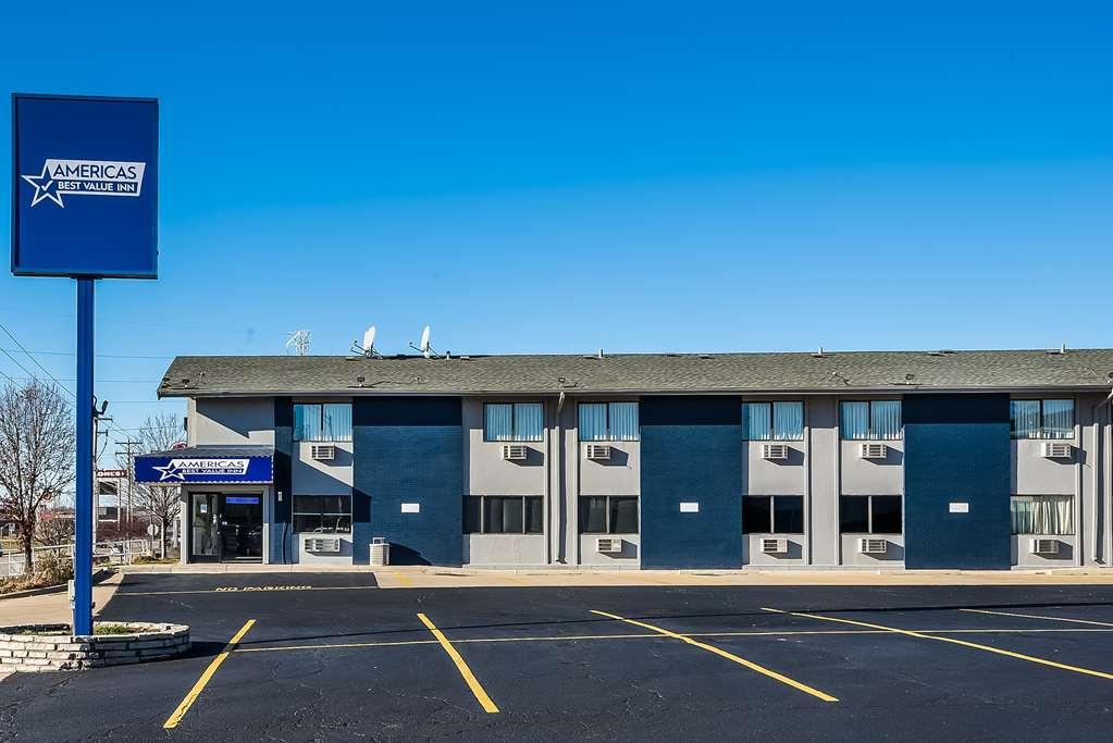 Americas Best Value Inn East Peoria Exterior photo