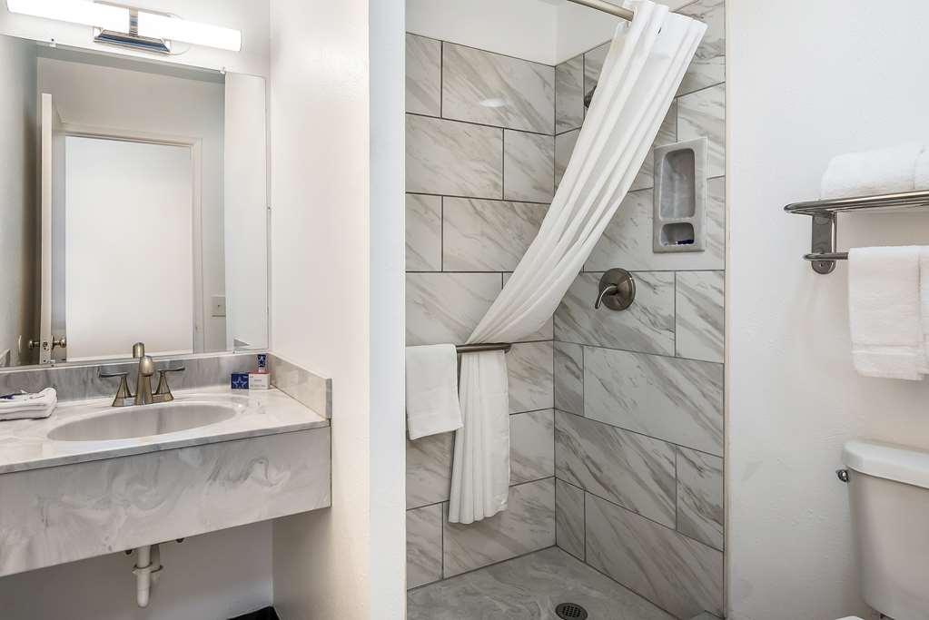 Americas Best Value Inn East Peoria Room photo