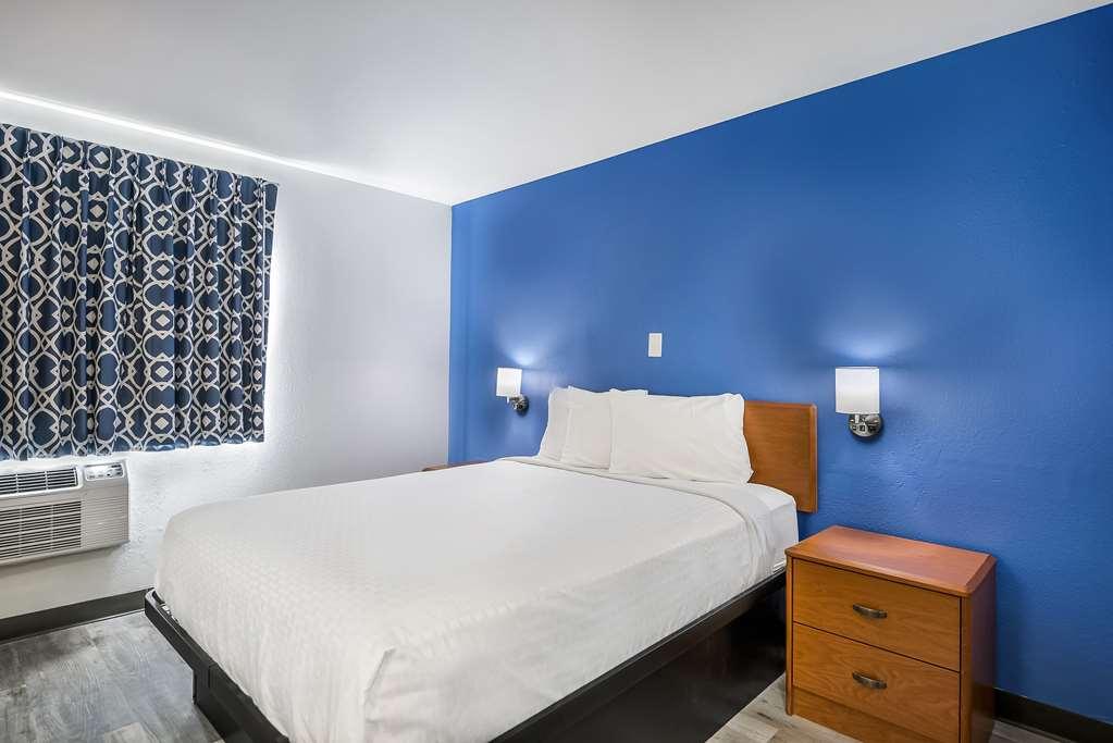 Americas Best Value Inn East Peoria Room photo