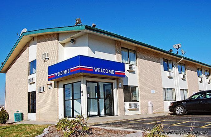Americas Best Value Inn East Peoria Exterior photo